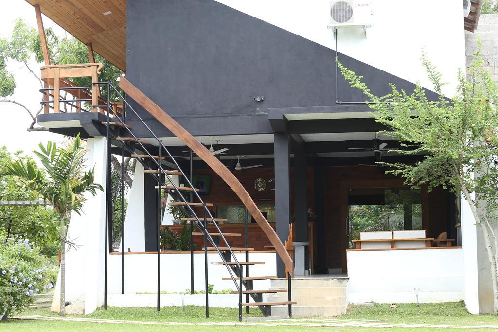 מיהינטלה Eco Hotel Black & White - Anuradhapura מראה חיצוני תמונה