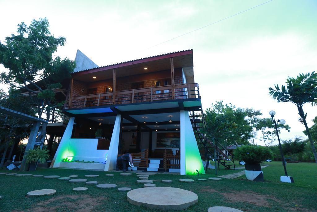 מיהינטלה Eco Hotel Black & White - Anuradhapura מראה חיצוני תמונה