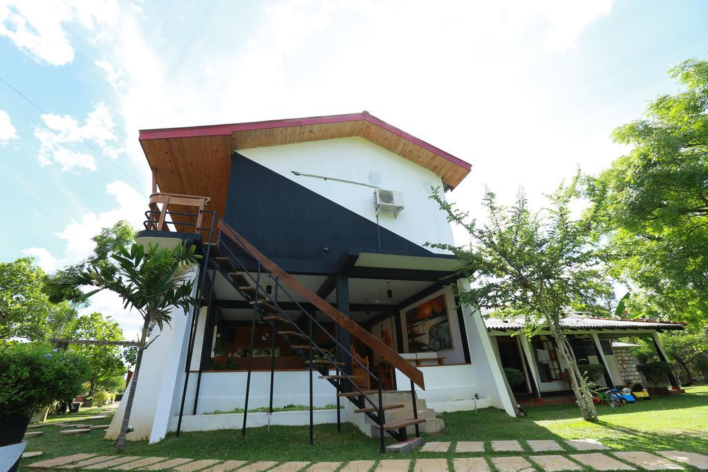 מיהינטלה Eco Hotel Black & White - Anuradhapura מראה חיצוני תמונה