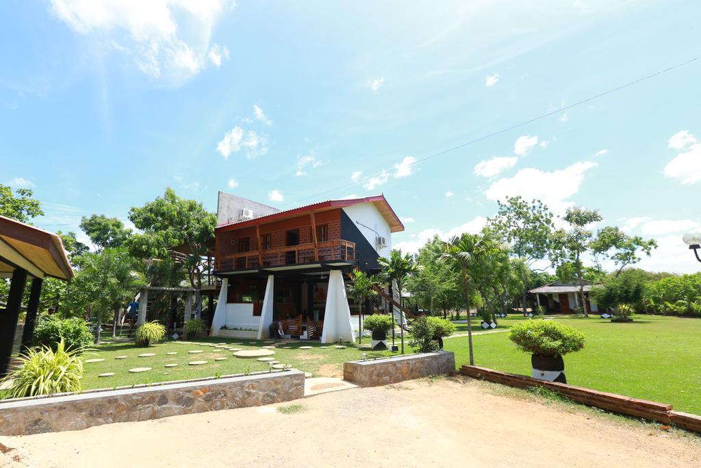 מיהינטלה Eco Hotel Black & White - Anuradhapura מראה חיצוני תמונה